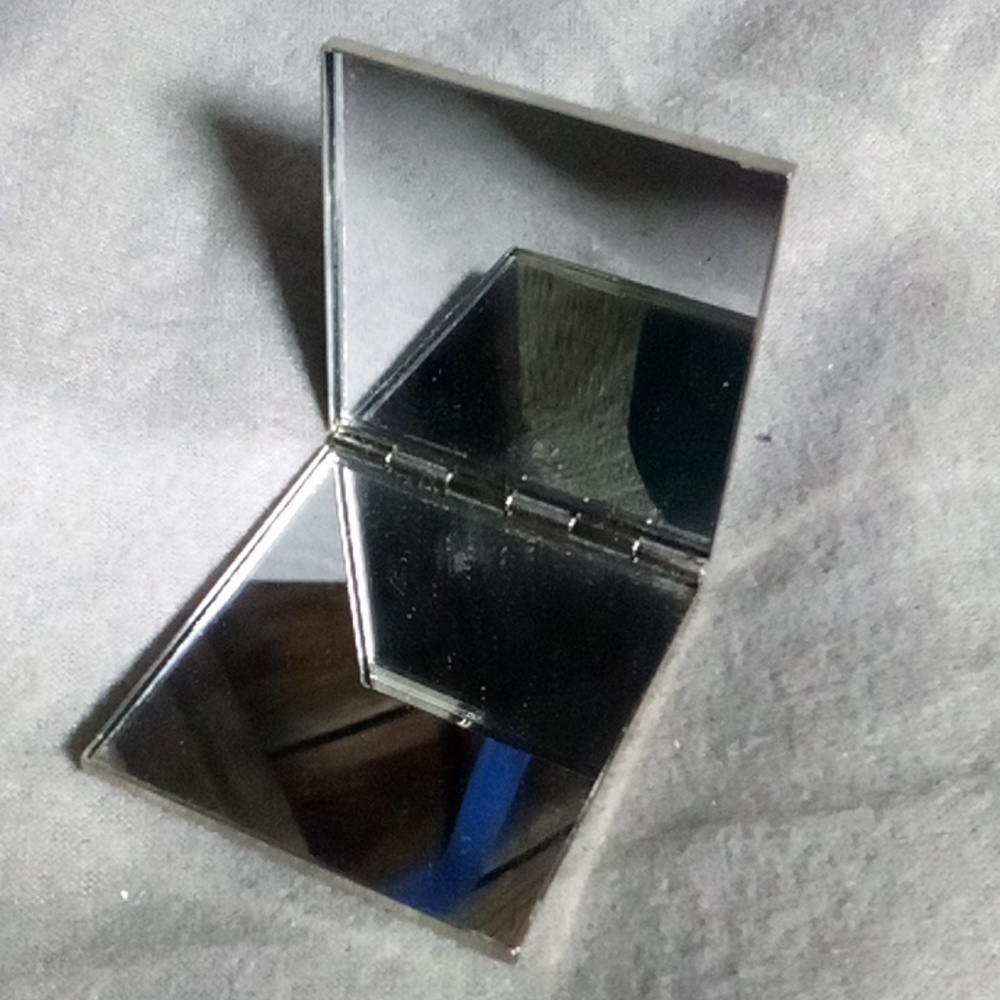 Compact makeup mirror - Picture 2 of 6